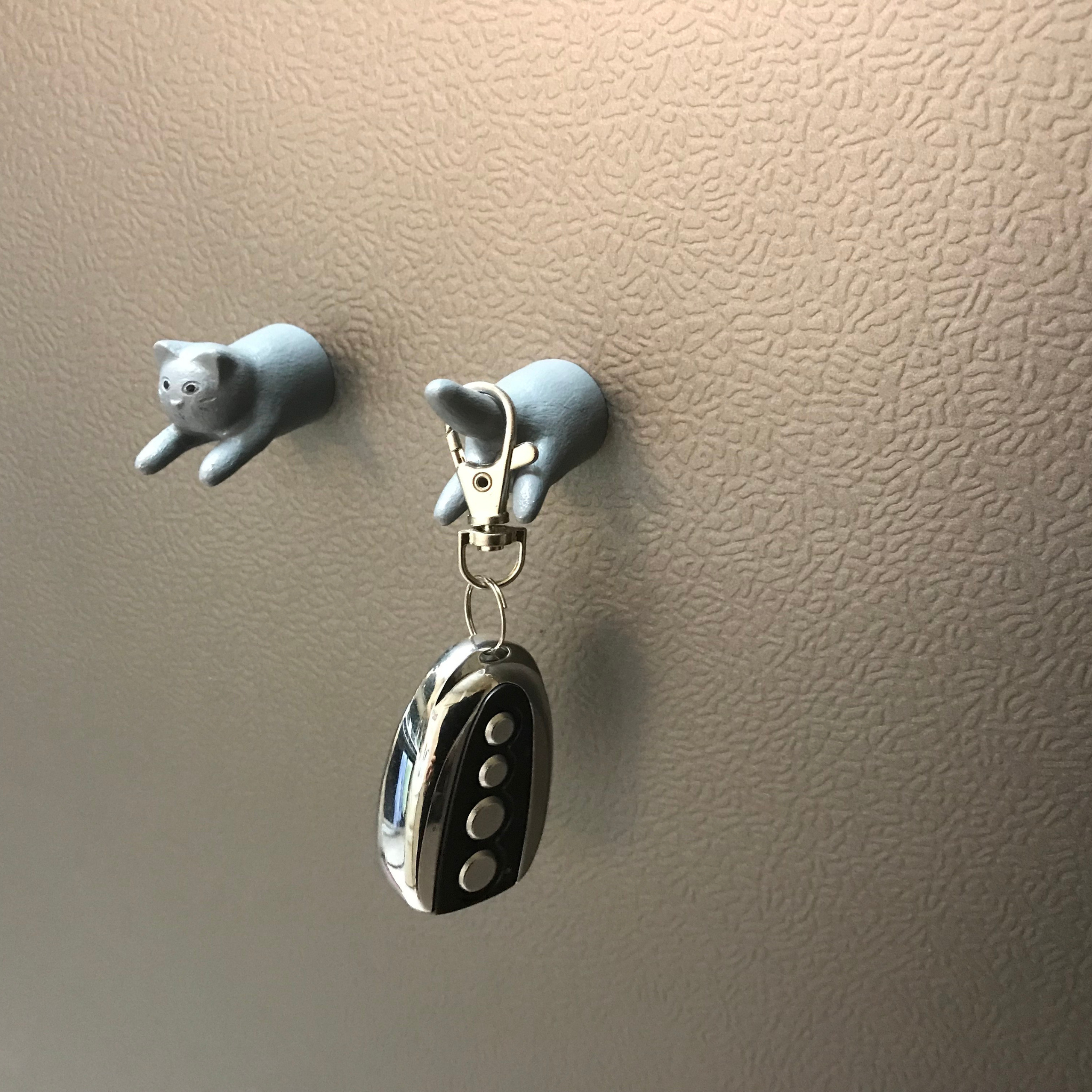 Jumping Cat Magnet gray