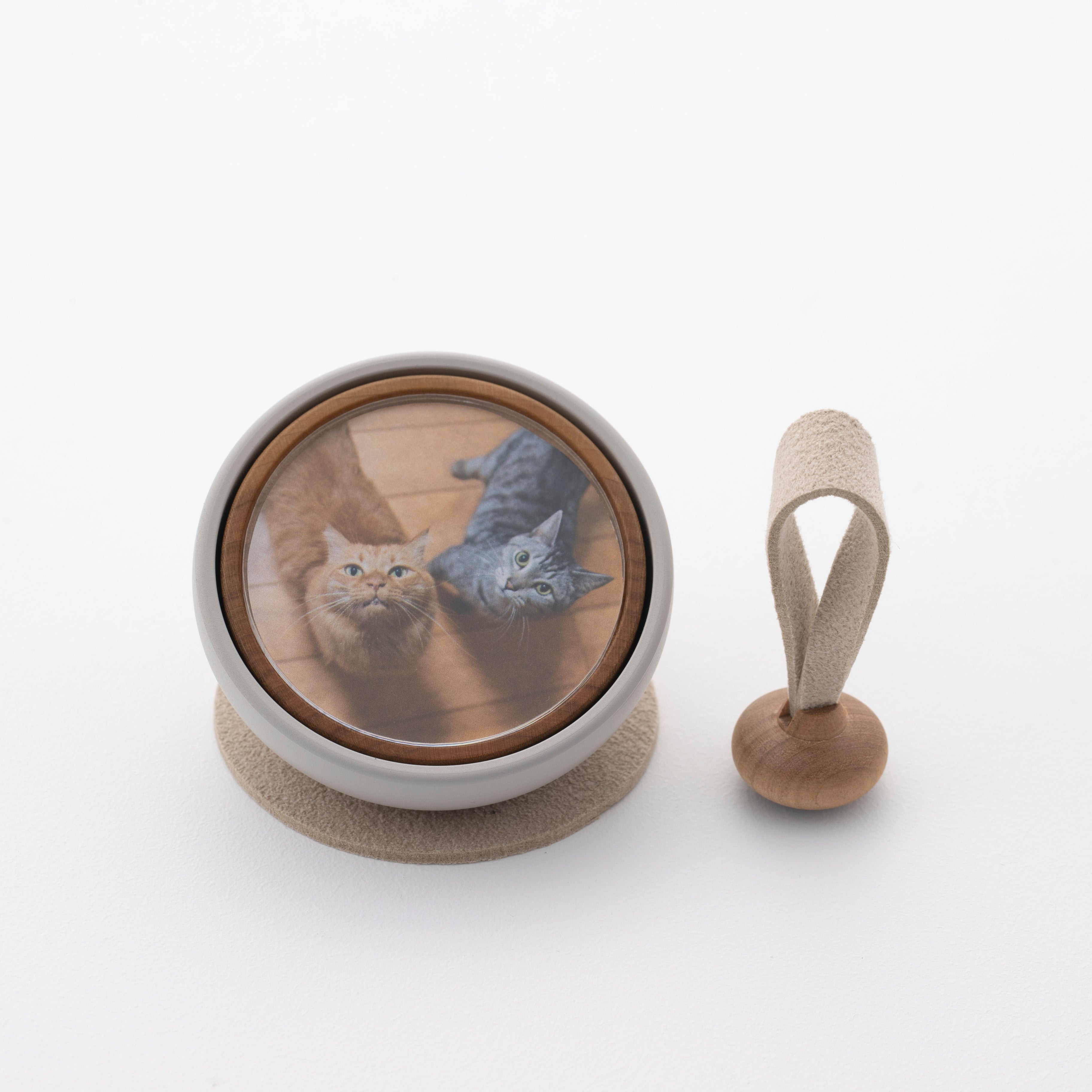 Tailo pet memorial bell in Cream featuring a photo of two cats