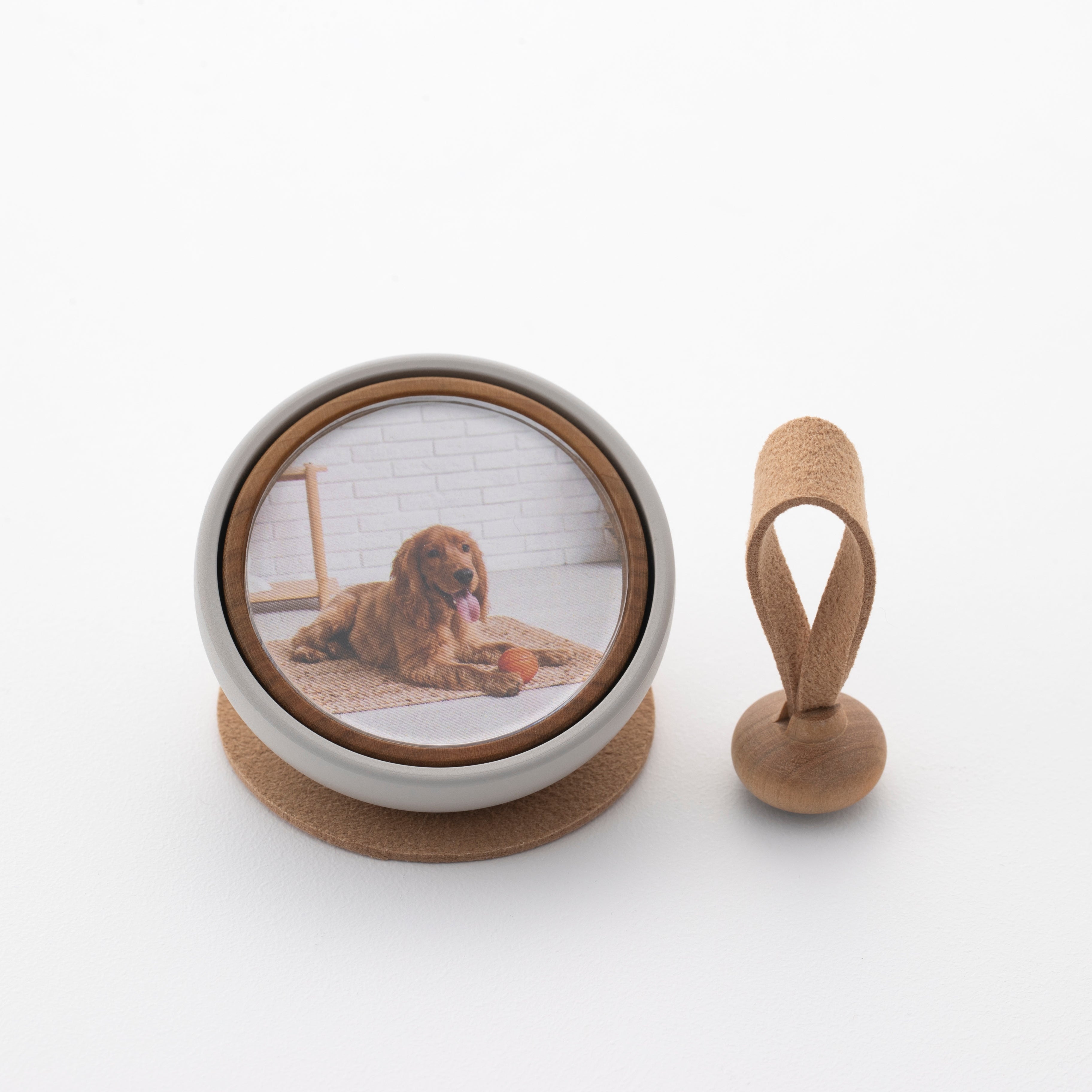 Tailo pet memorial bell in Tan color with a photo of a brown dog