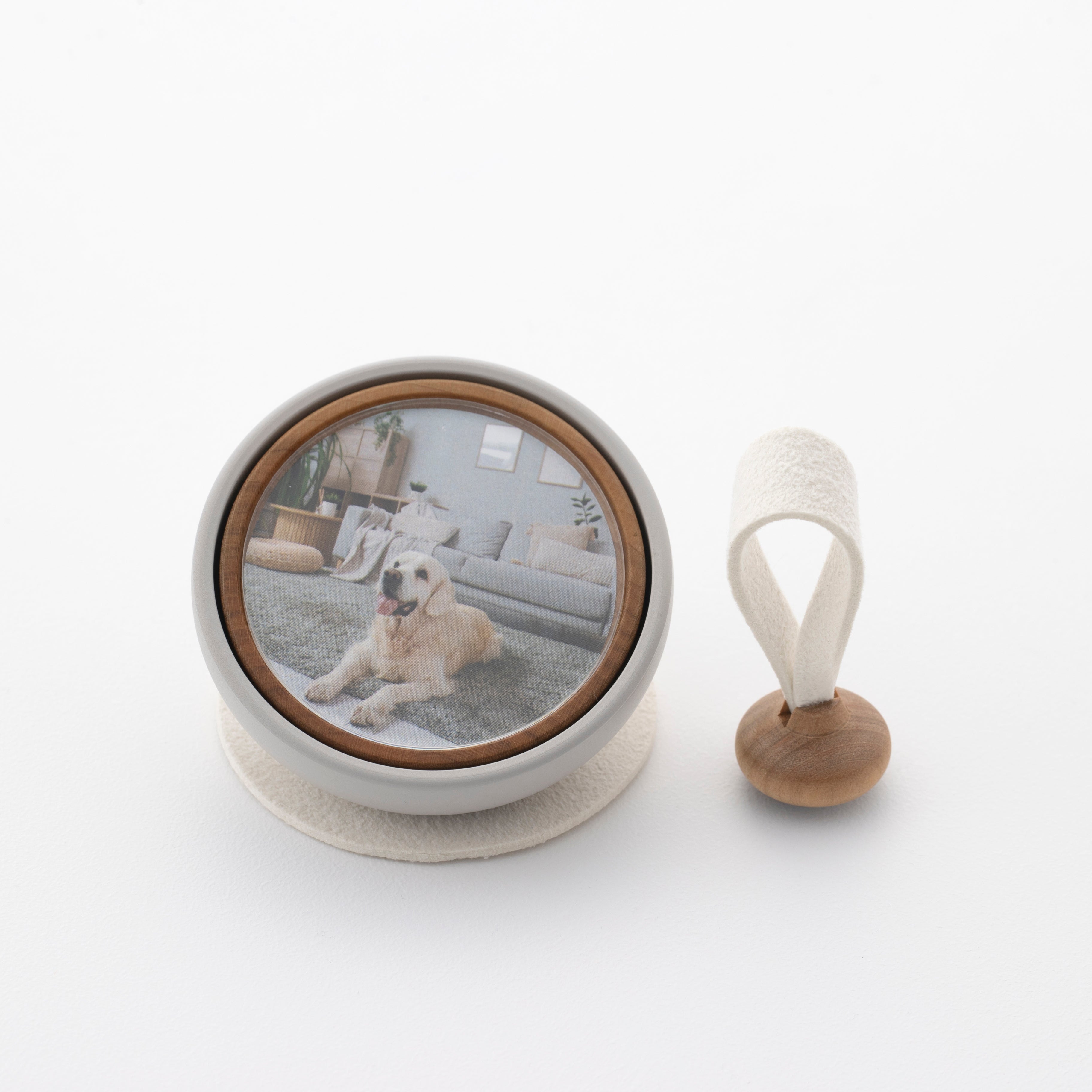Tailo pet memorial bell in White with a photo of a cat and swaying mallet